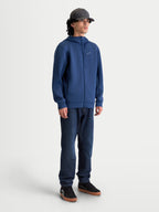 Alpinestars Cypher hættetrøje, blå sportswear-fleece med lynlås, unisex, tri-blend teknisk stof, højhalset hætte med mesh-for og diskrete lommer, on-model visning i fuld figur med strømlinet motorsport-inspireret pasform