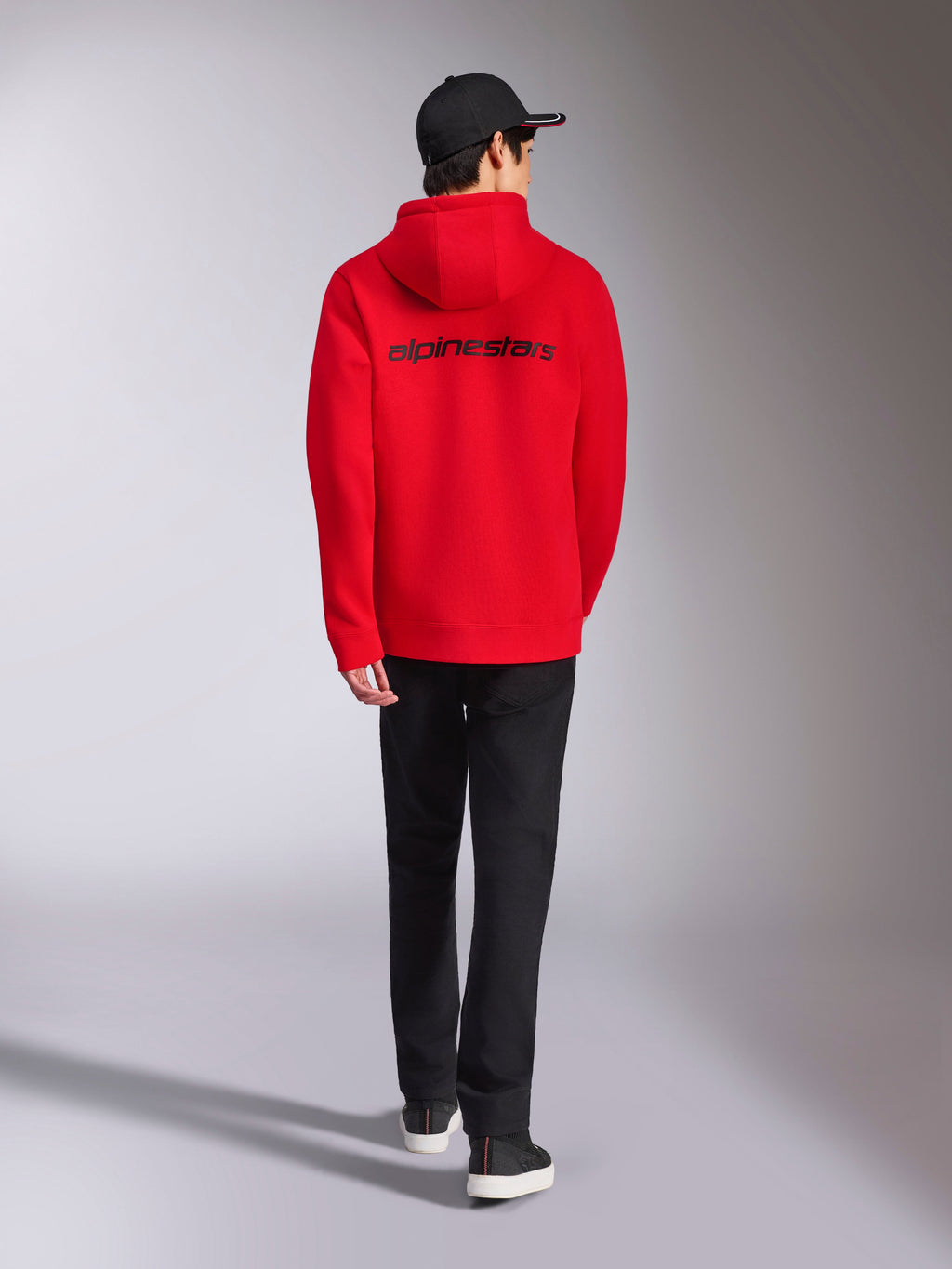 Alpinestars Transverse hættetrøje, rødt afslappet streetwear, set bagfra med sort Alpinestars-logotekst, fleece-hættetrøje, stylet med sort kasket og sorte bukser