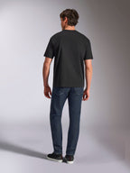 Alpinestars Aplomb Oversized CSF Tee, kortærmet t-shirt, sort, set bagfra på model iført t-shirt med afslappet pasform og denimjeans, afslappet motorsport streetwear