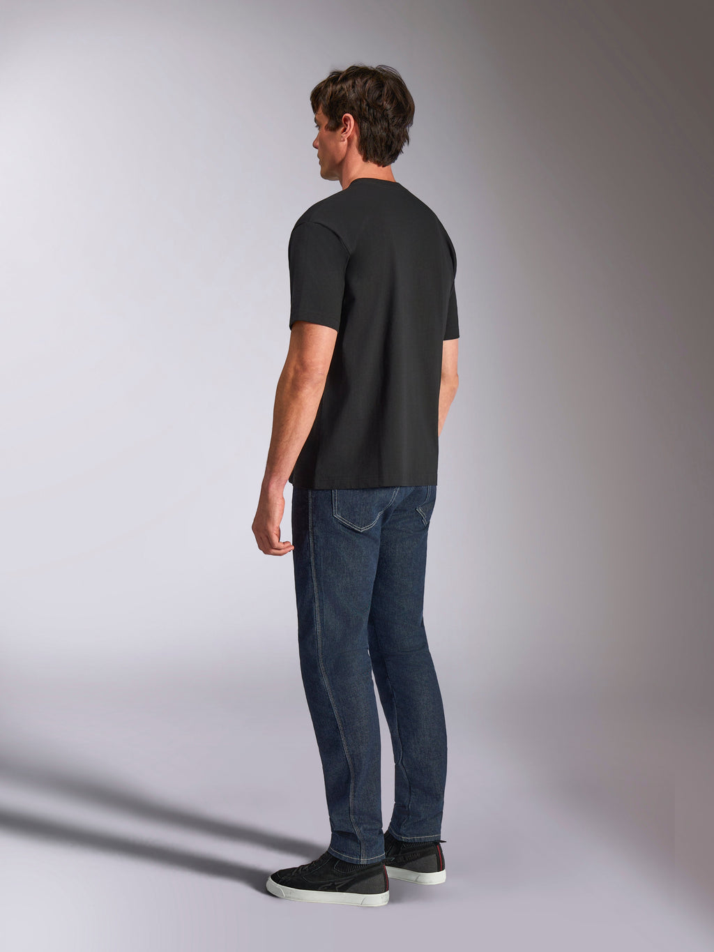Alpinestars Aplomb Oversized CSF Tee, kortærmet t-shirt, sort, set bagfra på model, afslappet motorsport-inspireret streetwear, afslappet oversized pasform