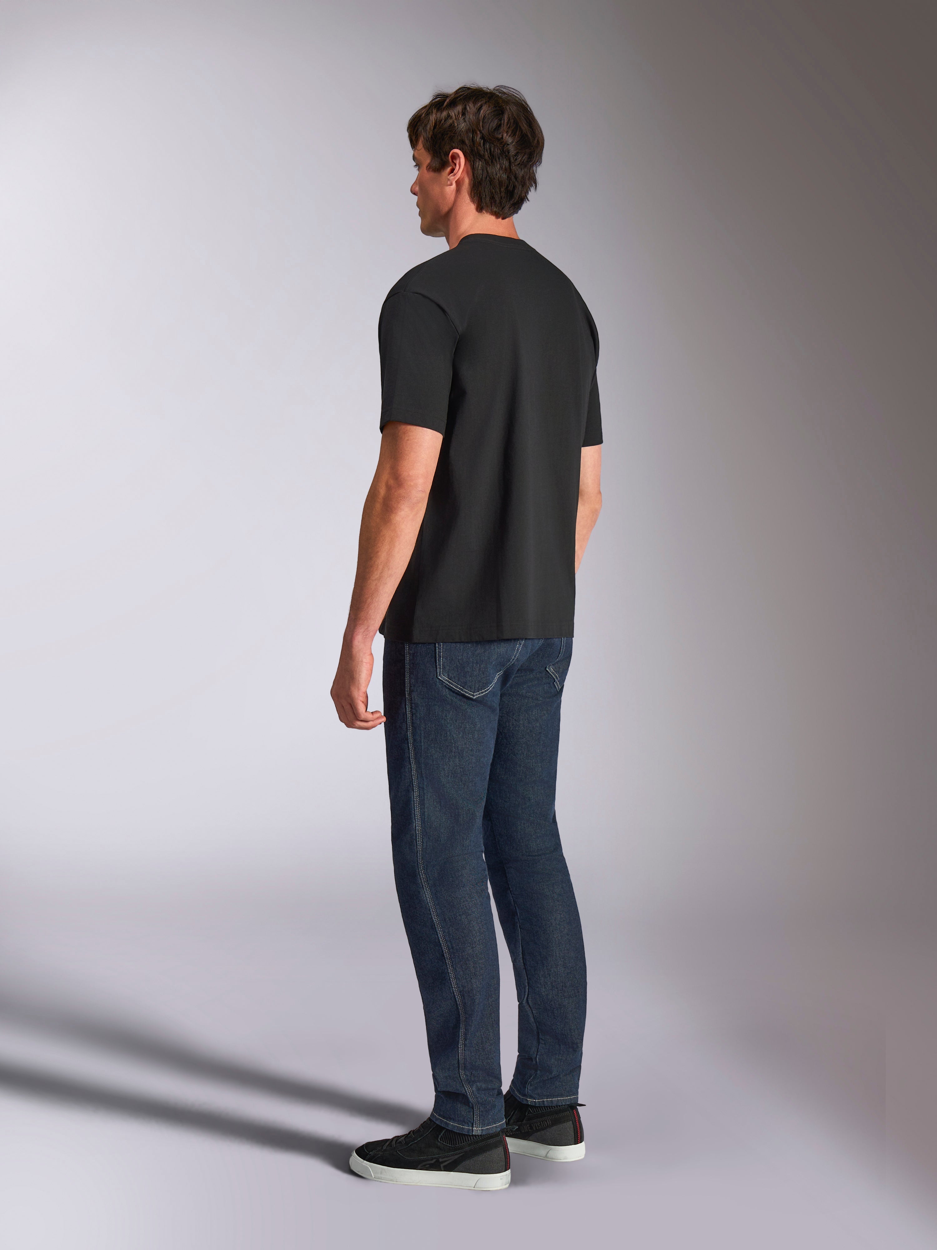 Alpinestars Aplomb Oversized CSF Tee, kortærmet t-shirt, sort, set bagfra på model, afslappet motorsport-inspireret streetwear, afslappet oversized pasform