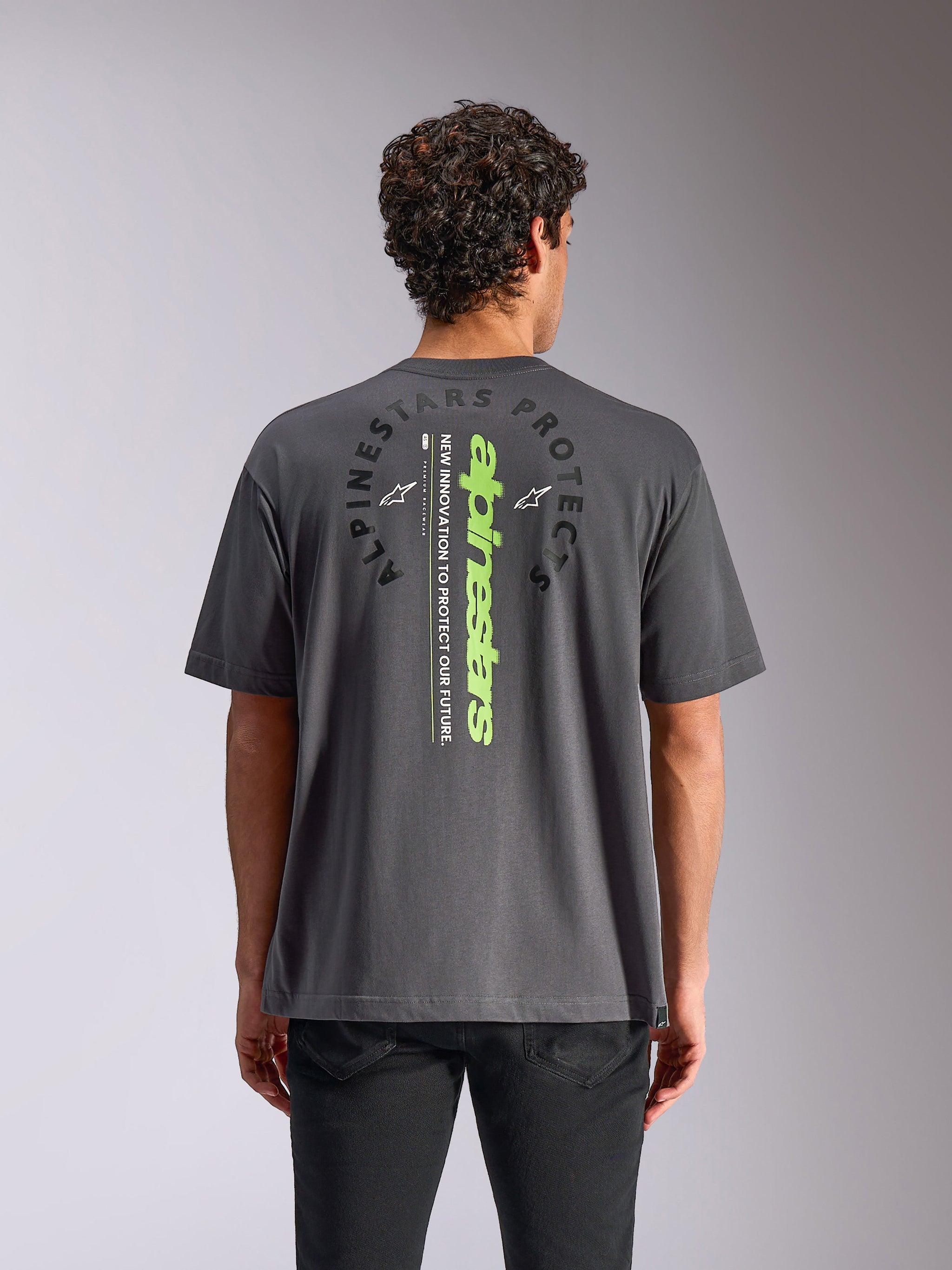 Alpinestars Overhang Oversized CSF T-shirt, kortærmet t-shirt, koksgrå, set bagfra med lodret neongrønt wordmark og cirkulær grafik, afslappet oversized pasform, casual motorsport streetwear
