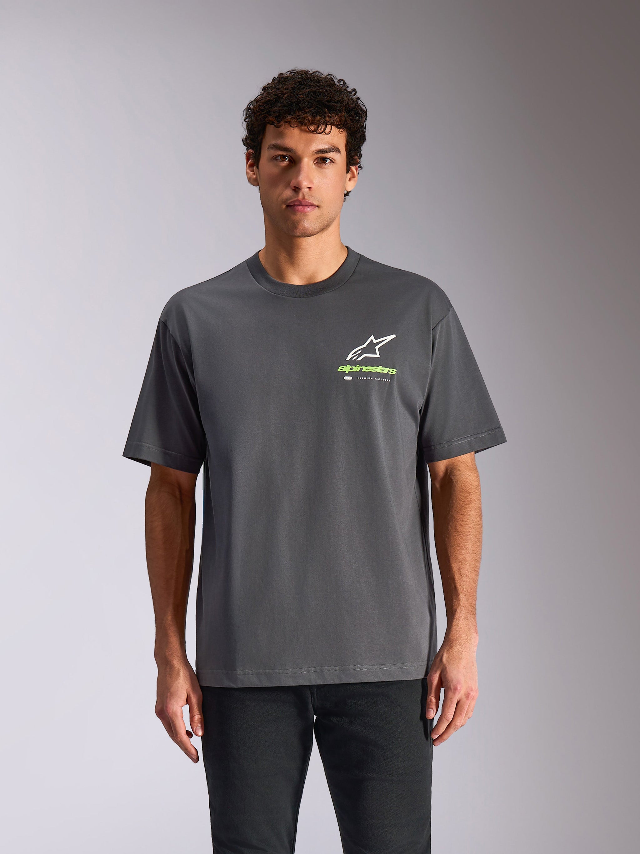 Alpinestars Overhang Oversized CSF Tee, kortærmet T-shirt, koksgrå, hvidt Astars-logo med limegrøn branding, afslappet oversized motorsport-streetwear