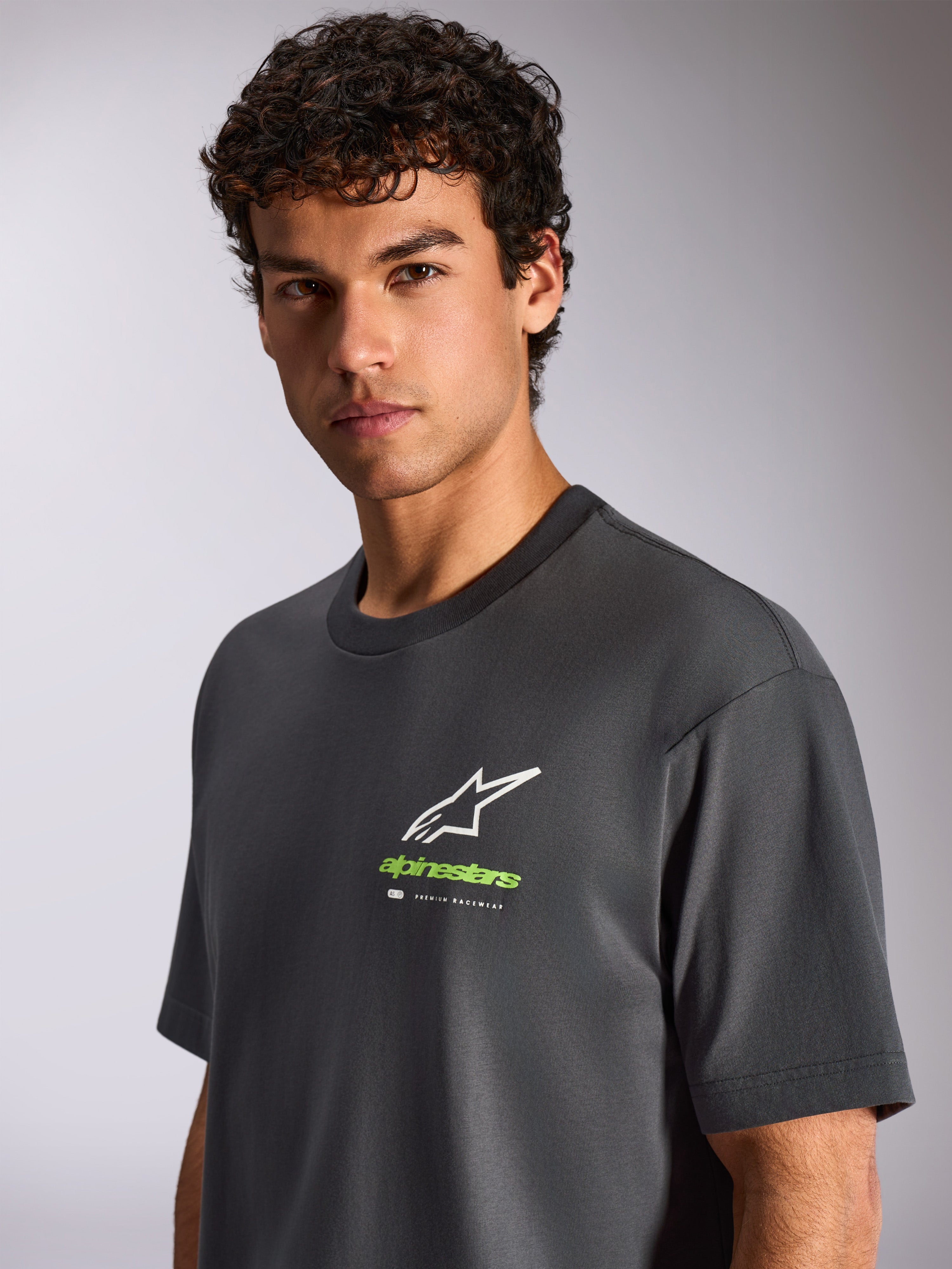 Alpinestars Overhang Oversized CSF Tee, kortærmet T-shirt, koksgrå, hvid stjerne og grønt logo på fronten, afslappet motorsport-inspireret sportstøj