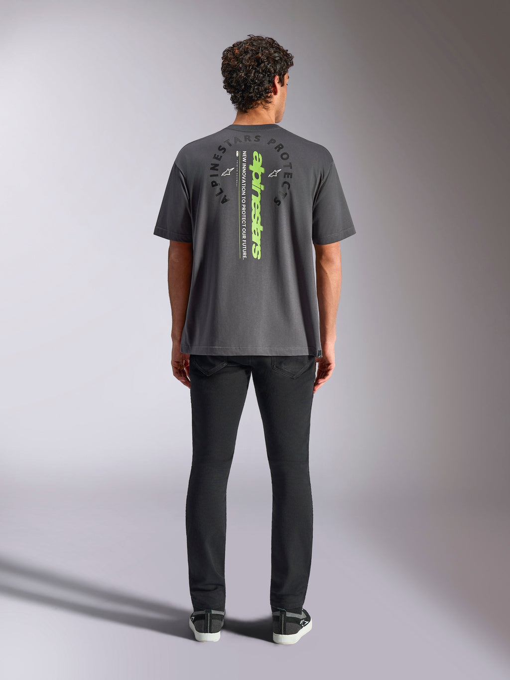 Alpinestars Overhang Oversized CSF Tee, kortærmet t-shirt, koksgrå, set bagfra med lodret neongrønt Alpinestars-logo og grafisk tekst, oversized pasform, afslappet motorsport-streetwear