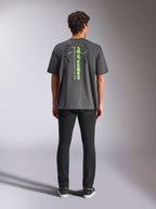 Alpinestars Overhang Oversized CSF Tee, kortærmet t-shirt, koksgrå, set bagfra med lodret neongrønt Alpinestars-logo og grafisk tekst, oversized pasform, afslappet motorsport-streetwear