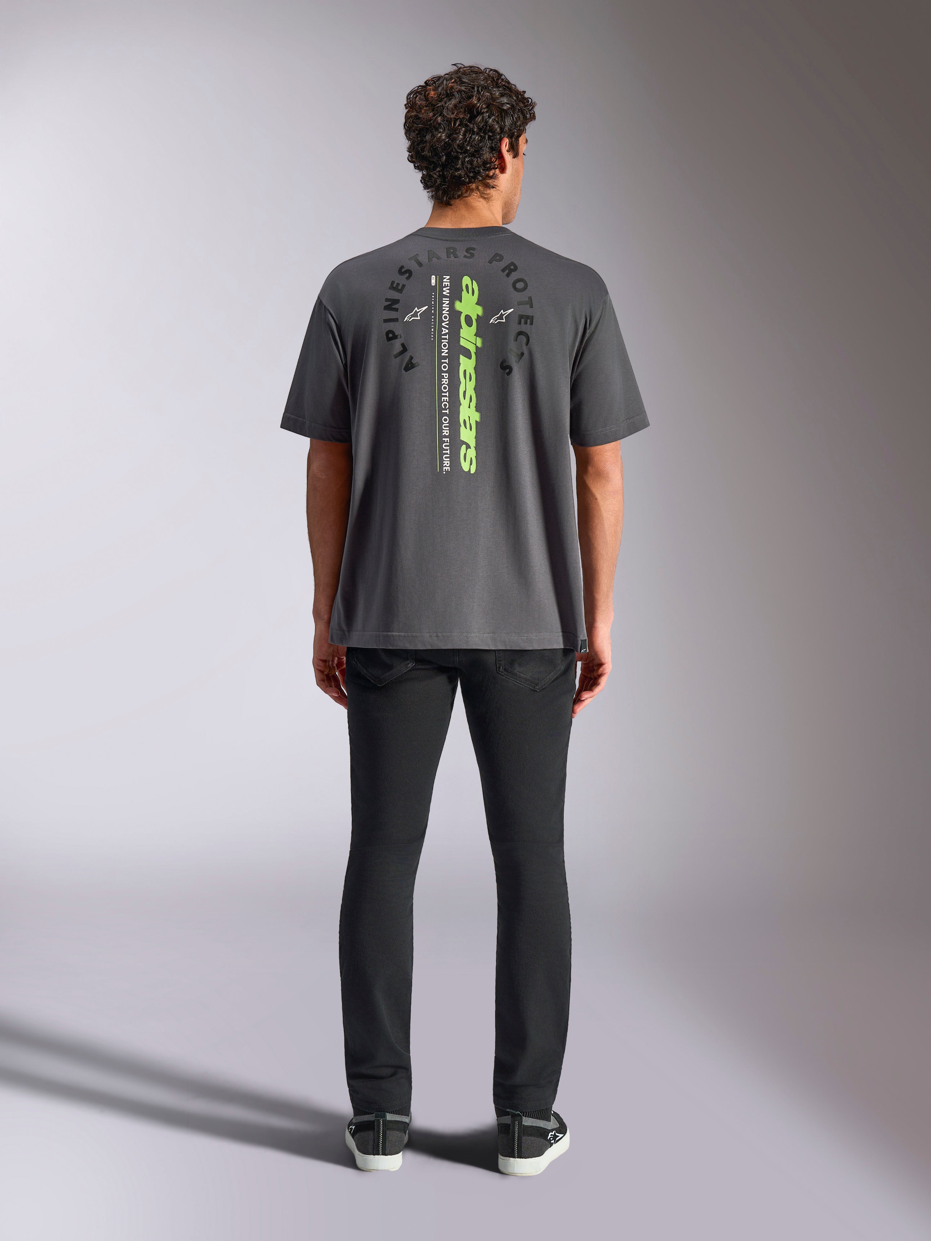 Alpinestars Overhang Oversized CSF Tee, kortærmet t-shirt, koksgrå, set bagfra med lodret neongrønt Alpinestars-logo og grafisk tekst, oversized pasform, afslappet motorsport-streetwear