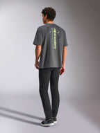 Alpinestars Overhang Oversized CSF T-shirt, kortærmet T-shirt, koksgrå, med lodret limegrøn wordmark-grafik og cirkulær Alpinestars Protects-grafik på ryggen, afslappet motorsport-streetwear
