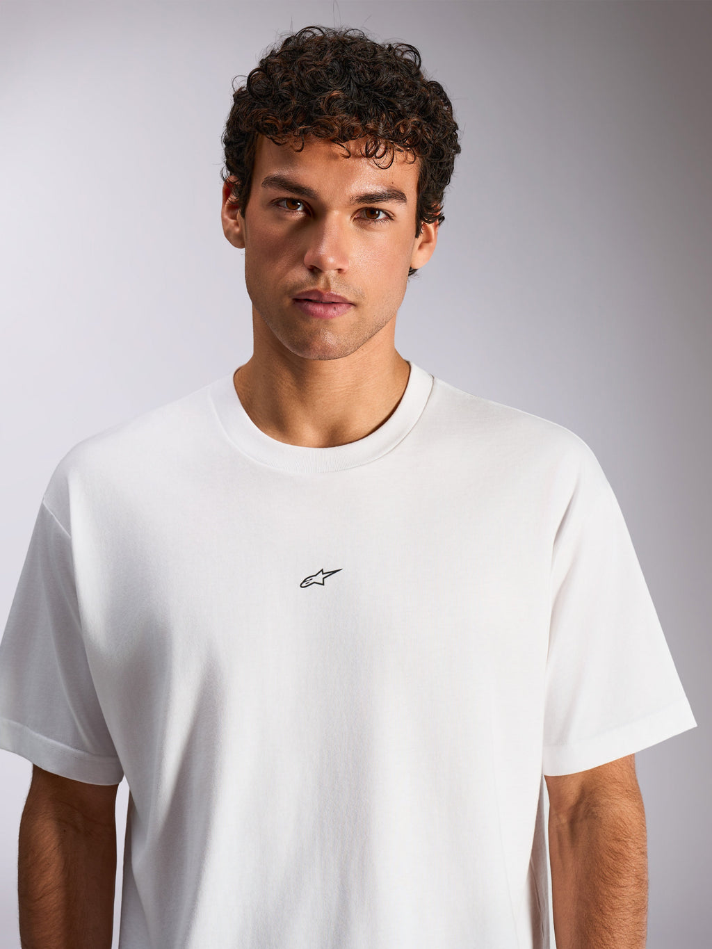 Alpinestars Focused Oversized CSF T-shirt, kortærmet T-shirt, hvid, lille sort Astars-logo på brystet, afslappet oversized pasform, afslappet motorsportstøj