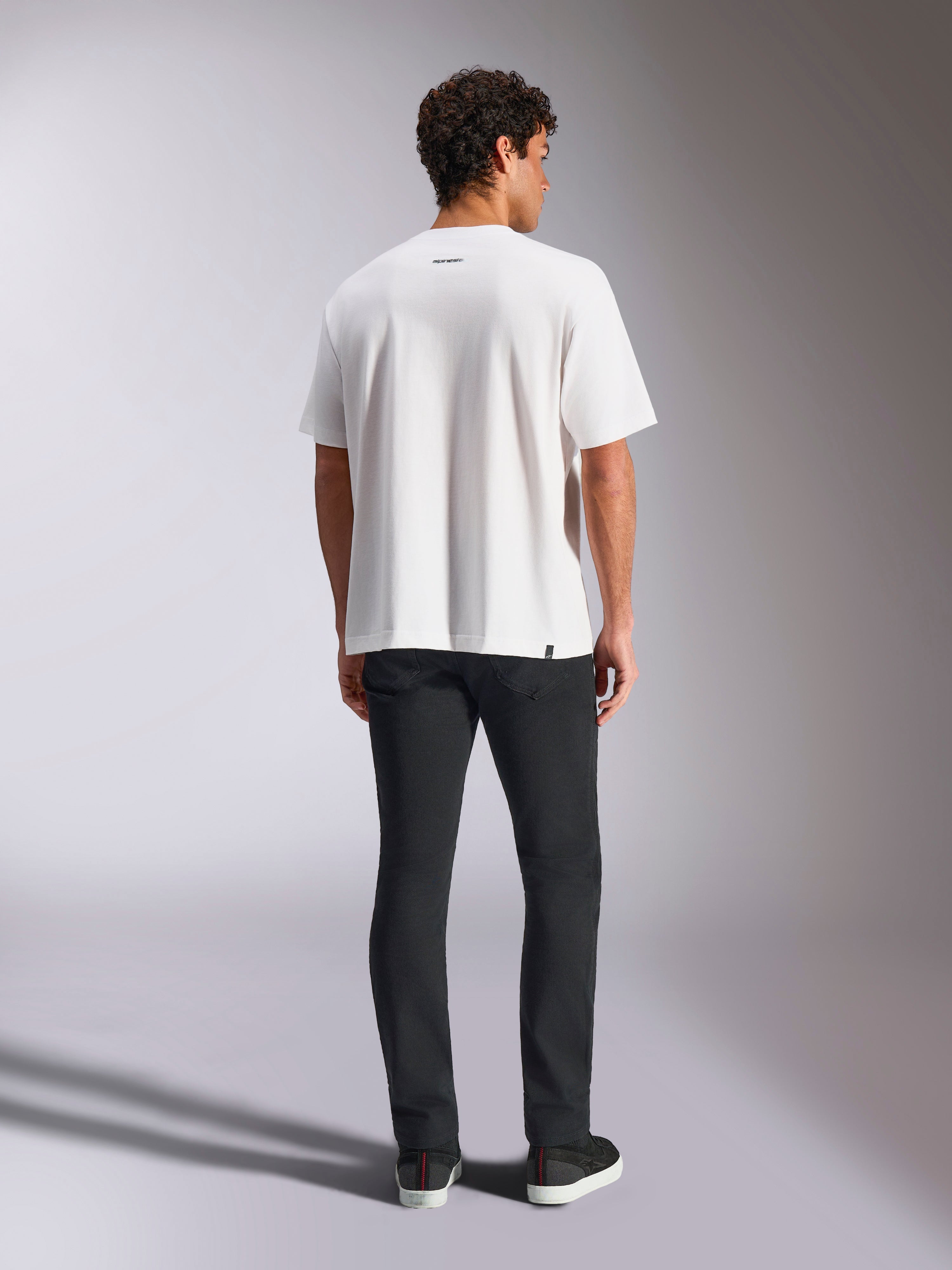 Alpinestars Focused Oversized CSF Tee, kortærmet T-shirt, hvid, med et lille Alpinestars-ordlogo øverst på ryggen, oversized afslappet pasform, afslappet motorsport streetwear