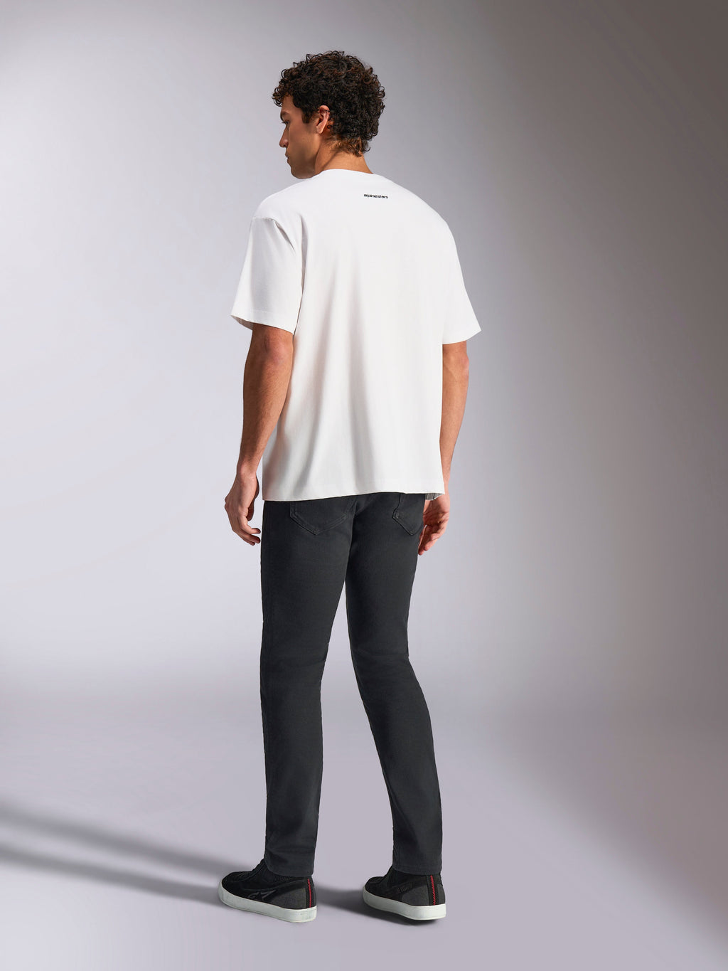Alpinestars Focused Oversized CSF Tee, kortærmet t-shirt, hvid, lille sort Alpinestars-tekstlogo i nakken, herre, kombineret med sorte bukser, oversize pasform, motorsport-inspireret streetwear