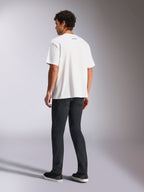 Alpinestars Focused Oversized CSF Tee, kortærmet t-shirt, hvid, lille sort Alpinestars-tekstlogo i nakken, herre, kombineret med sorte bukser, oversize pasform, motorsport-inspireret streetwear