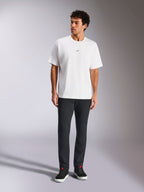 Alpinestars Focused Oversized CSF Tee, kortærmet T-shirt, hvid, lille sort Astars-logo på brystet, afslappet streetwear-stil, bæres af model med mørke bukser og sorte high-top sneakers