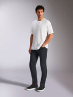 Alpinestars Focused Oversized CSF Tee, kortærmet t-shirt, hvid, med et lille sort Astars-logo på brystet, båret af mandlig model med mørke bukser og sorte sneakers, afslappet motorsport-inspireret streetwear