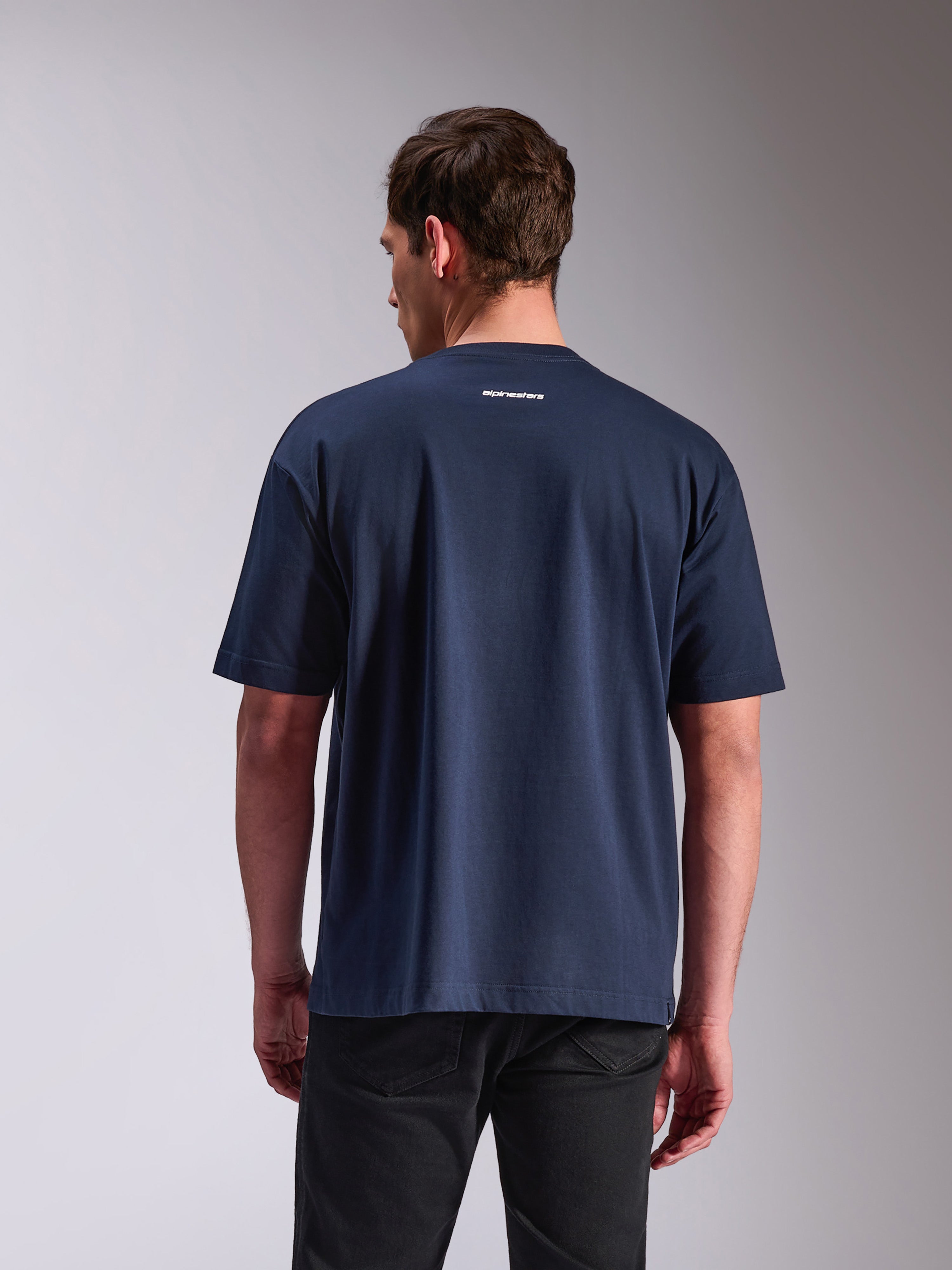 Alpinestars Focused Oversized CSF Tee, kortærmet t-shirt, navy, set bagfra med lille hvidt Alpinestars-ordlogo, afslappet pasform, casual motorsport-inspireret streetwear
