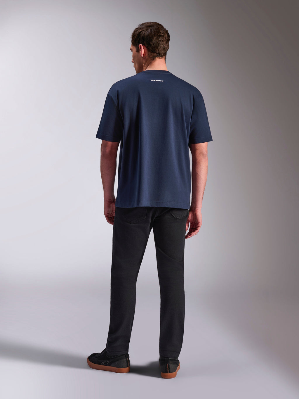 Alpinestars Focused Oversized CSF Tee, kortærmet t-shirt, navy, set bagfra med lille hvidt Alpinestars tekstlogo øverst på ryggen, afslappet oversized silhuet, afslappet motorsport-inspireret streetwear