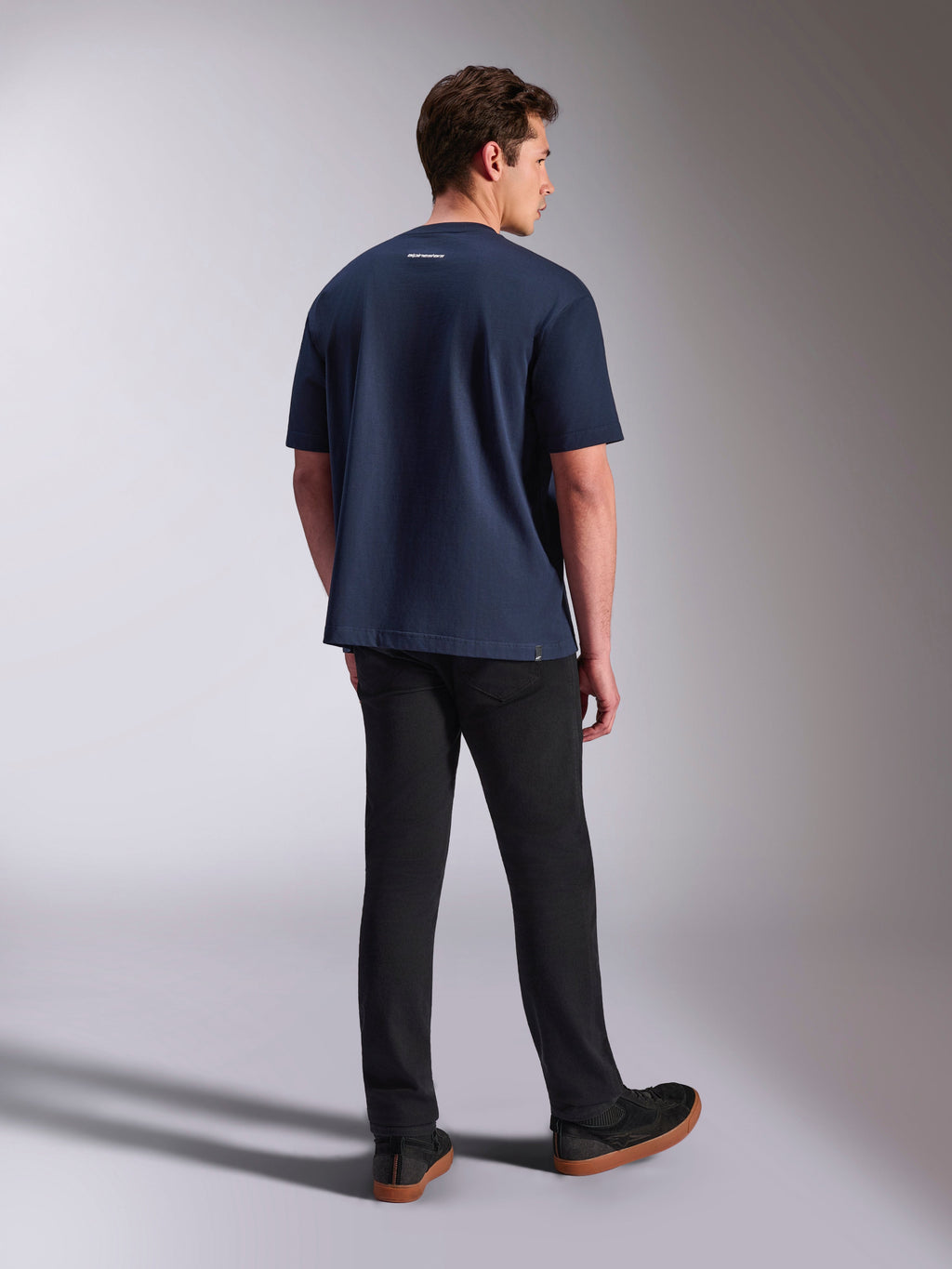 Alpinestars Focused Oversized CSF Tee, kortærmet t-shirt, marineblå, set bagfra med lille hvidt Alpinestars-ordlogo i nakken, båret med sorte bukser, afslappet lifestyle-tøj