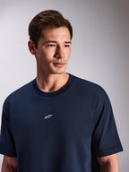 Alpinestars Focused Oversized CSF Tee, kortærmet t-shirt, navyblå, med et lille hvidt Astars-logo midt på brystet, afslappet motorsport-inspireret streetwear