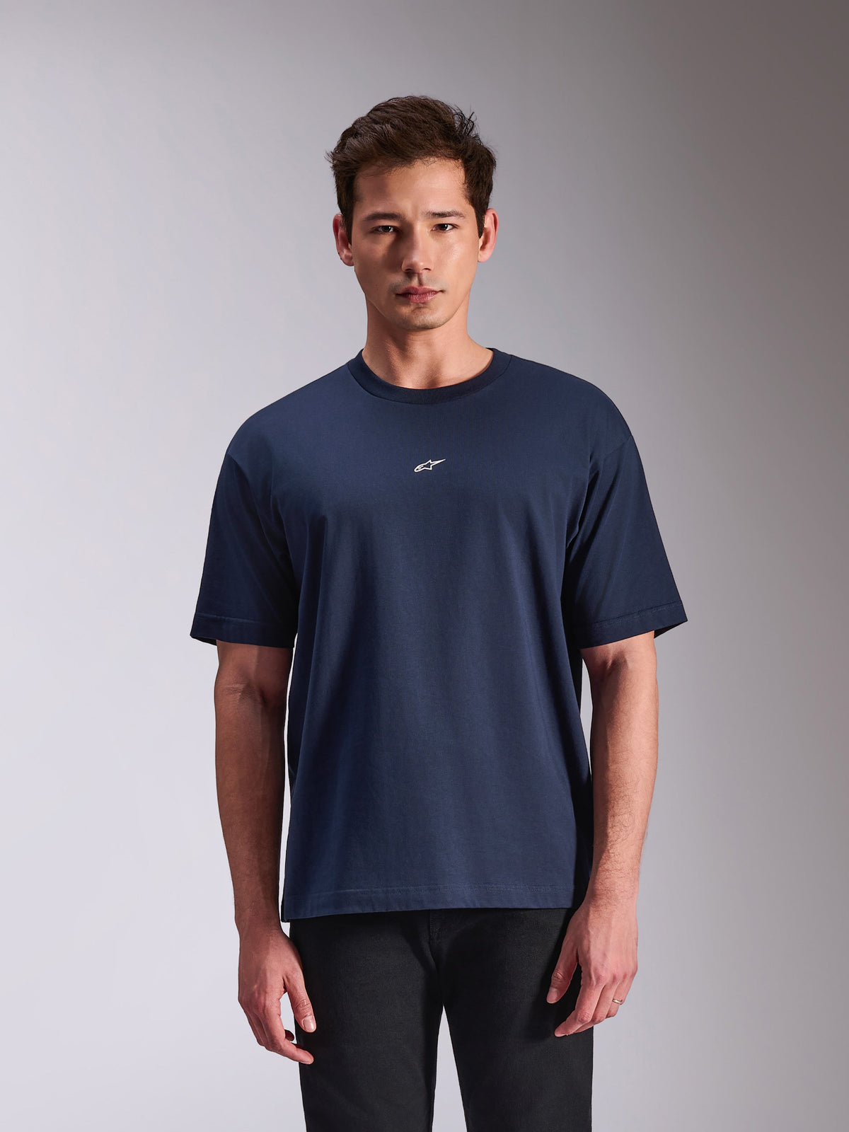 Alpinestars Focused Oversized CSF t-shirt, kortærmet t-shirt, marineblå, lille hvidt Astars-logo på brystet, afslappet motorsport-inspireret streetwear