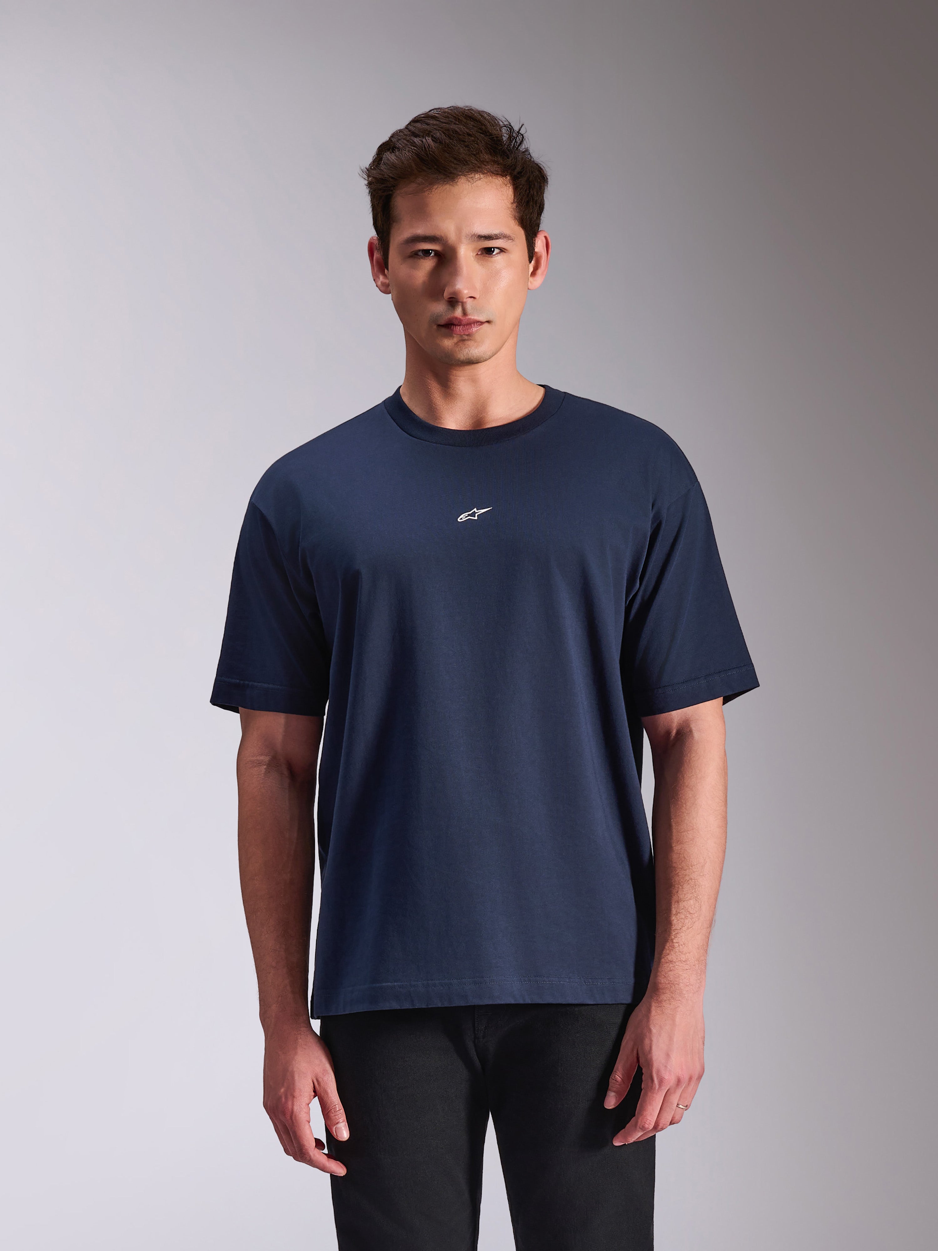 Alpinestars Focused Oversized CSF t-shirt, kortærmet t-shirt, marineblå, lille hvidt Astars-logo på brystet, afslappet motorsport-inspireret streetwear