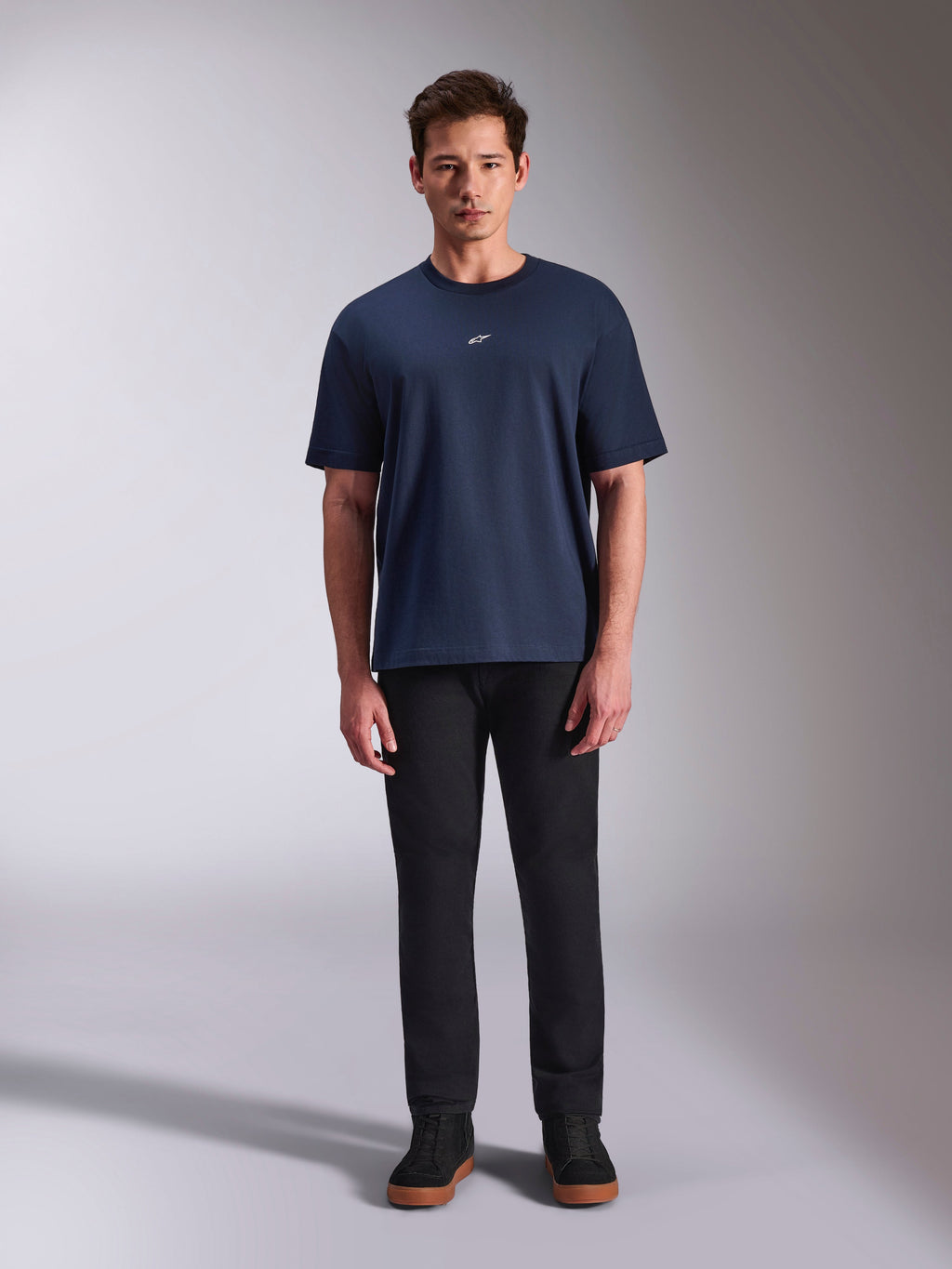 Alpinestars Focused Oversized CSF Tee, kortærmet t-shirt, navyblå, lille hvidt Astars-logo på brystet, oversized pasform, kombineret med sorte bukser og sorte sneakers, casual motorsport streetwear