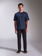 Alpinestars Focused Oversized CSF Tee, kortærmet t-shirt, navyblå, lille hvidt Astars-logo på brystet, oversized pasform, kombineret med sorte bukser og sorte sneakers, casual motorsport streetwear