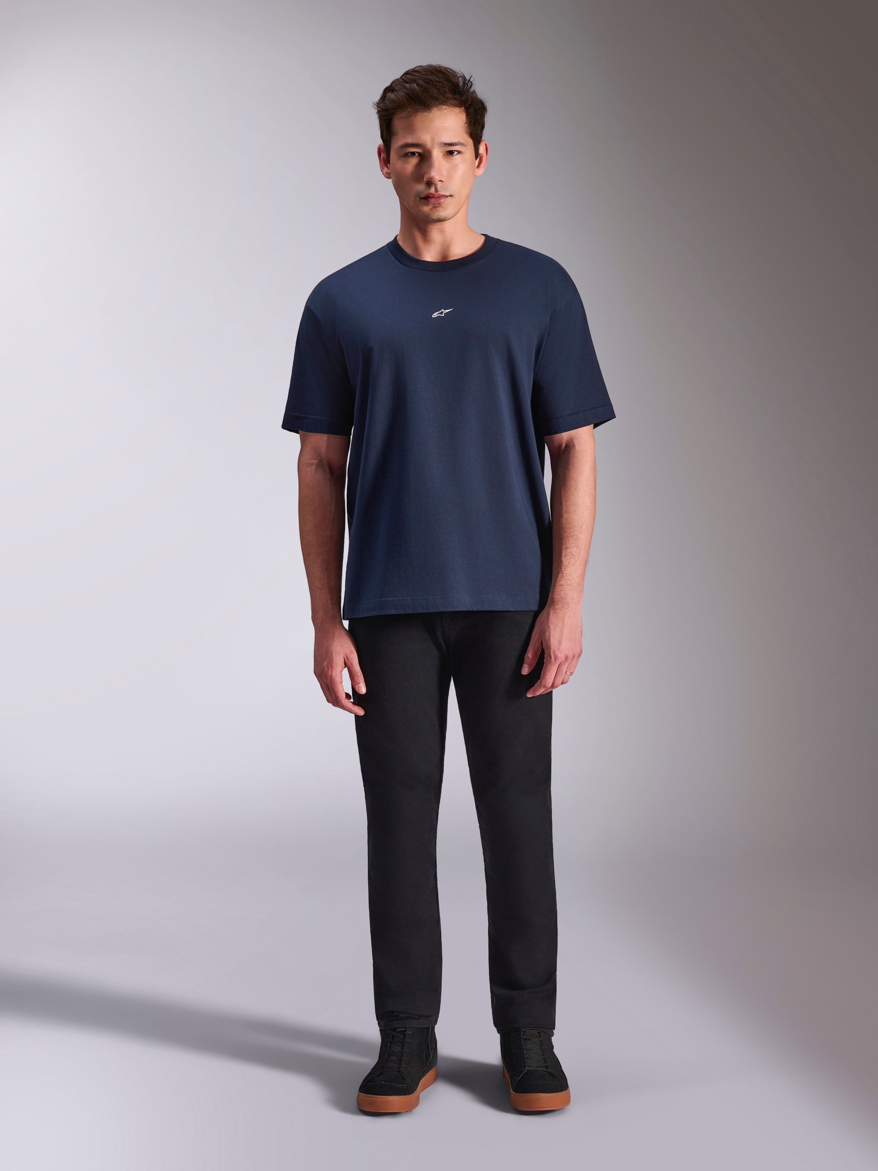Alpinestars Focused Oversized CSF Tee, kortærmet t-shirt, navyblå, lille hvidt Astars-logo på brystet, oversized pasform, kombineret med sorte bukser og sorte sneakers, casual motorsport streetwear