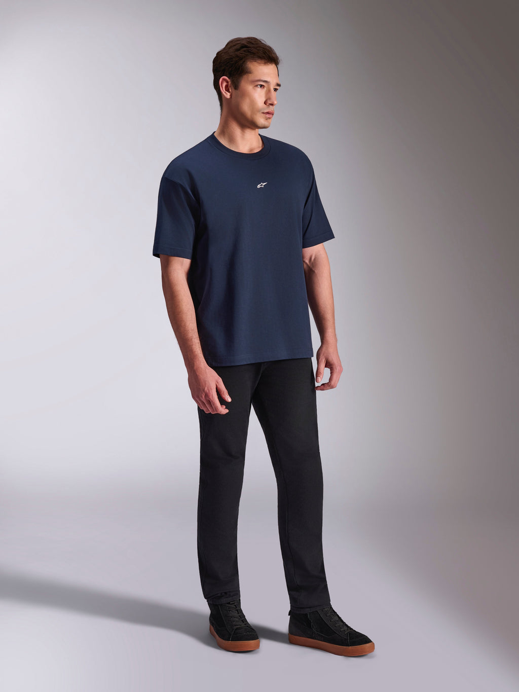 Alpinestars Focused Oversized CSF Tee, kortærmet t-shirt, navyblå, lille hvidt Astars-logo på brystet, oversized silhuet, afslappet lifestyle streetwear med sorte bukser og sneakers