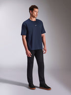 Alpinestars Focused Oversized CSF Tee, kortærmet t-shirt, navyblå, lille hvidt Astars-logo på brystet, oversized silhuet, afslappet lifestyle streetwear med sorte bukser og sneakers