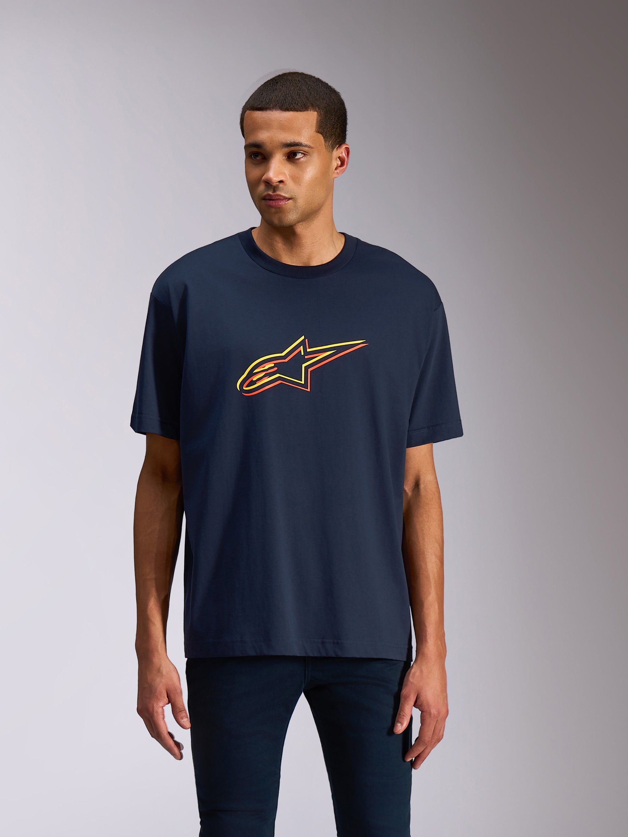 Alpinestars Alter Oversized CSF Tee, kortærmet t-shirt, navyblå, orange og gult Astars-logo med farveforskydning, casual motorsport streetwear