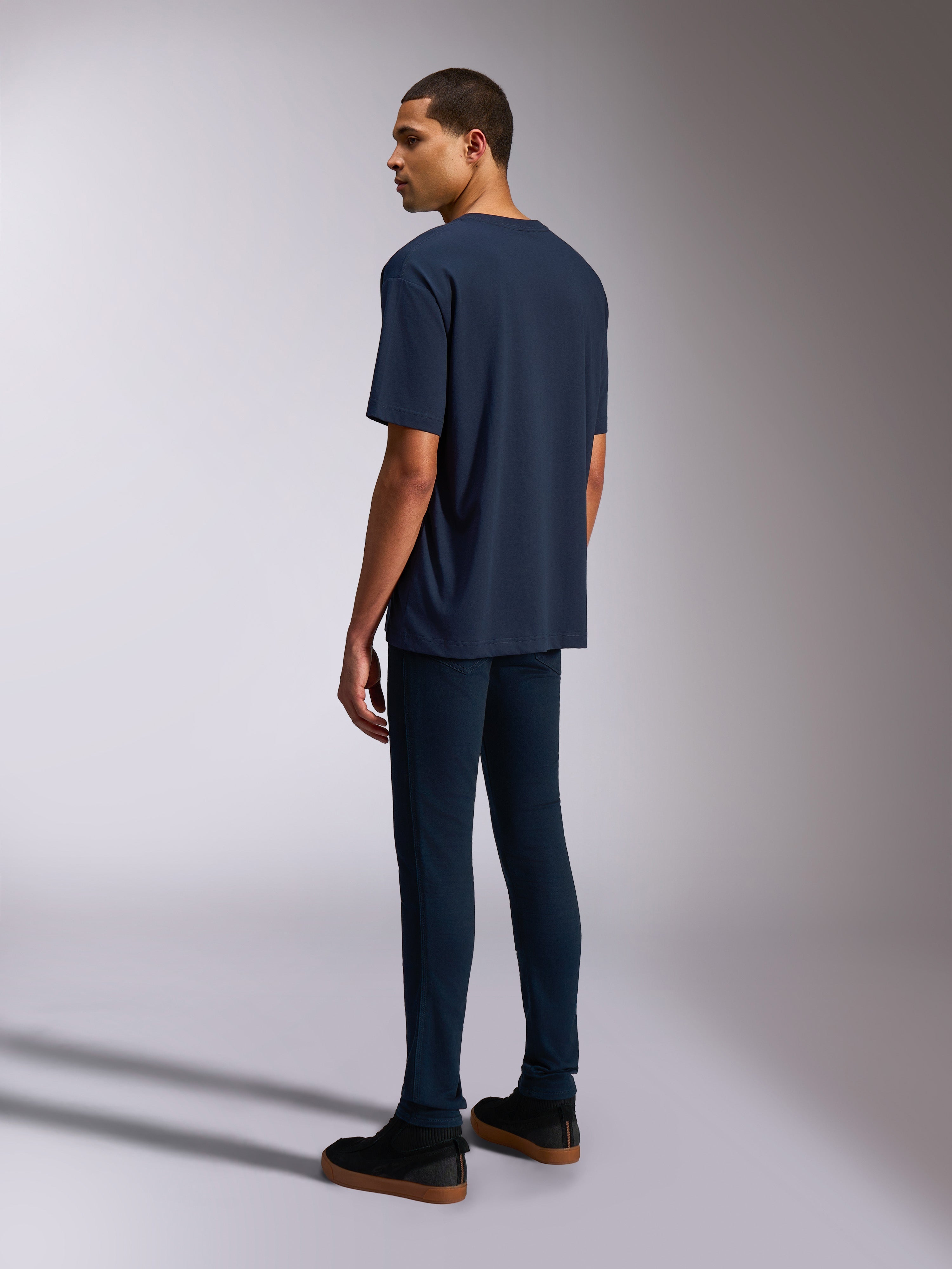 Alpinestars Alter Oversized CSF Tee, kortærmet T-shirt, Navy, trekvart visning bagfra af model iført afslappet pasform, afslappet motorsport-inspireret streetwear