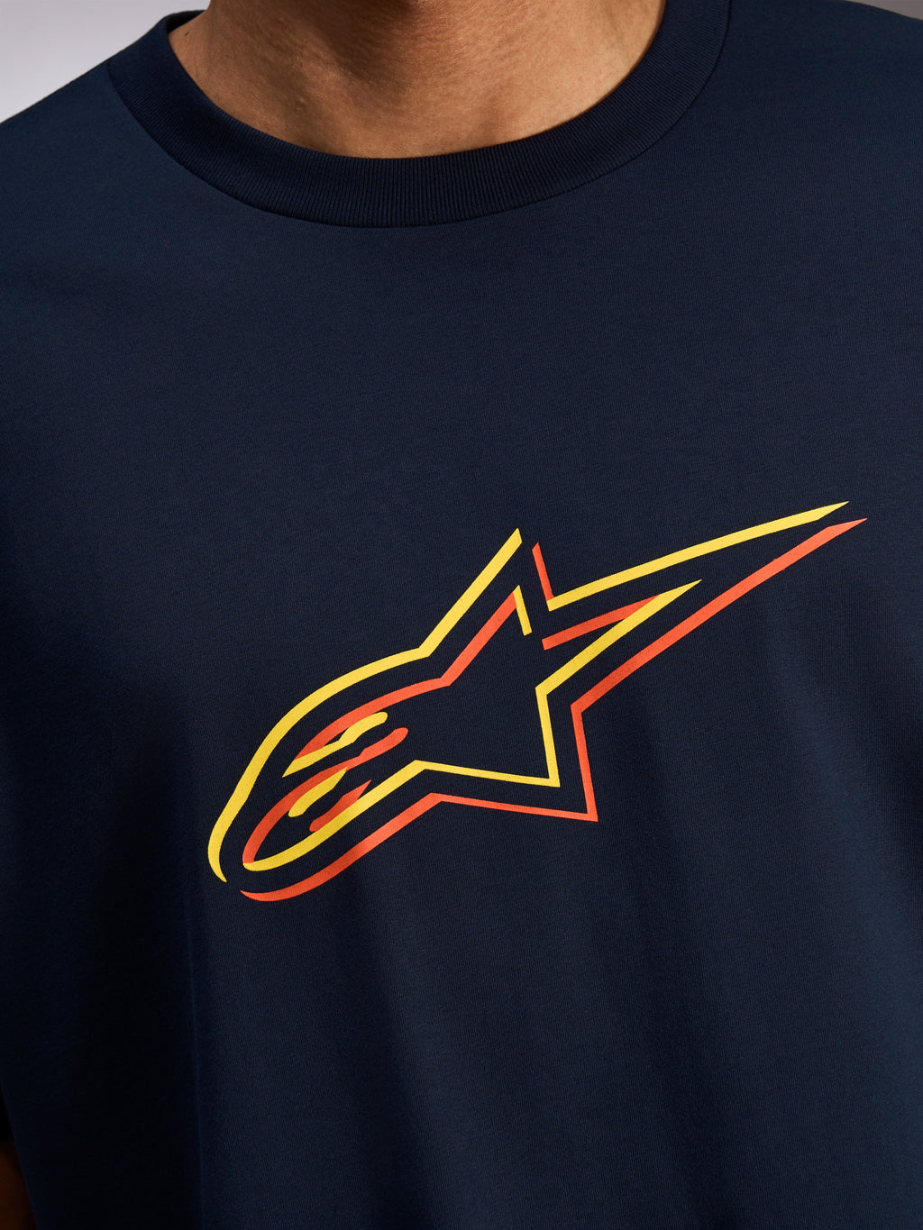 Alpinestars Alter Oversized CSF Tee, kortærmet T-shirt, navyblå, nærbillede af Astars-logo på fronten med gul og orange farveforskydning, casual motorsport-streetwear