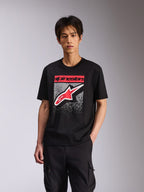 Alpinestars Noka CSF Tee, kortærmet t-shirt, sort, med rød Alpinestars-tekst og rød/hvidt Astars-logo med en grå spættet MX-graduering, afslappet motorsport-inspireret streetwear