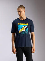 Alpinestars Noka CSF Tee, kortærmet T-shirt, marineblå, Astars-logo på fronten med gult og lyseblåt MX-gradueringstryk, afslappet motorsport-streetwear