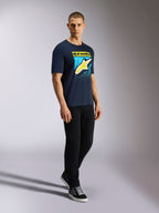 Alpinestars Noka CSF Tee, kortærmet t-shirt, marineblå, gult Astars-logo med blå MX-gradueringsgrafik, mandlig model iført marineblå t-shirt med sorte bukser og sneakers, afslappet motorsport streetwear