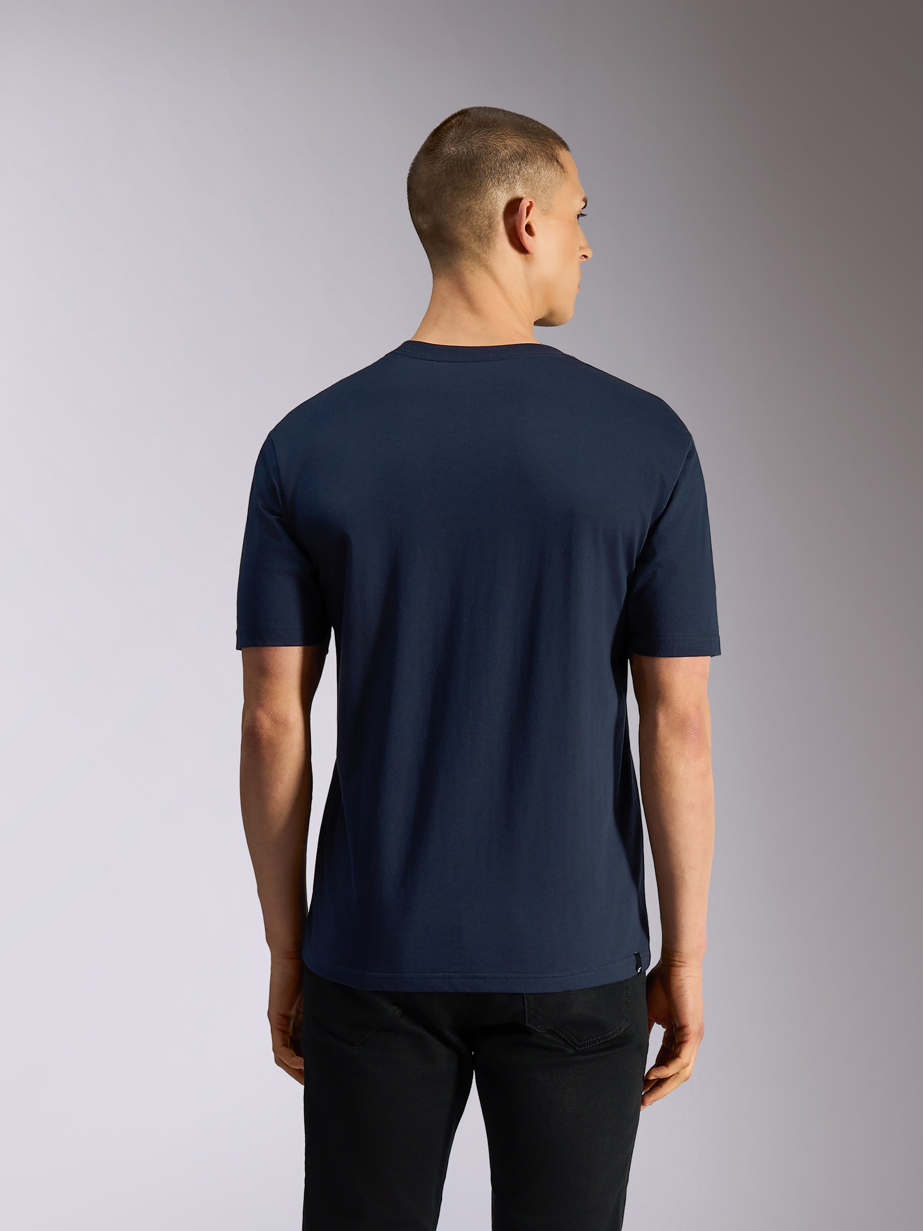 Alpinestars Noka CSF Tee, kortærmet t-shirt, navyblå, set bagfra på model, afslappet sportswear-stil