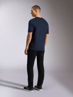 Alpinestars Noka CSF Tee, kortærmet T-shirt, marineblå, set bagfra på model iført sorte bukser og sneakers, casual motorsport streetwear