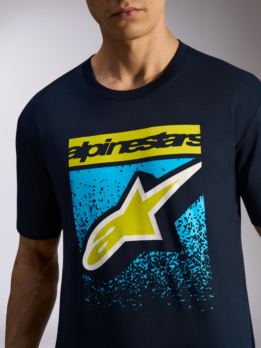 Alpinestars Noka CSF Tee, kortærmet T-shirt, navy, gult Alpinestars-navnetræk og A-star-logo med blå MX-gradueringsgrafik, afslappet motorsport-sportstøj