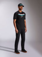 Alpinestars Ellipsoid CSF Tee, sort kortærmet t-shirt, blågrøn og rød gradient Astars-grafik med hvidt logo, mandlig model iført afslappet streetwear med sort kasket og bukser