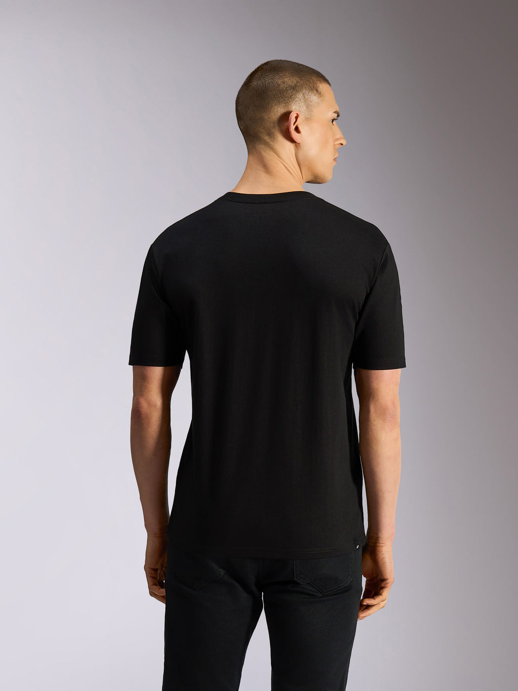 Alpinestars MX CSF Tee, kortærmet t-shirt, sort, set bagfra, båret af en model, afslappet motorsport-inspireret design