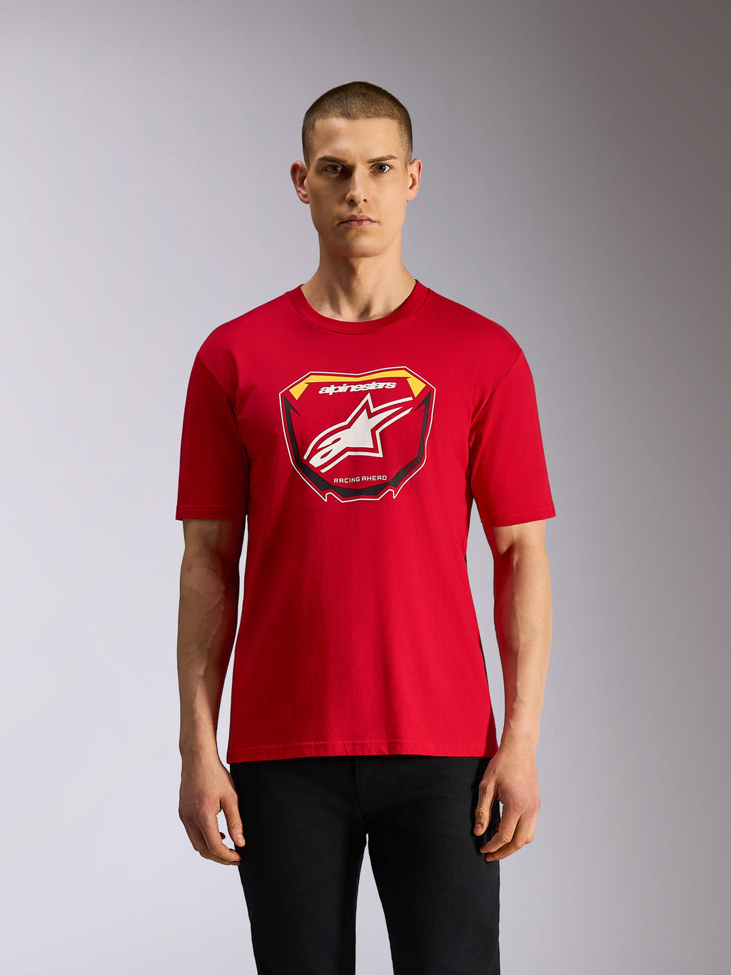 Alpinestars Plate CSF Tee, kortærmet t-shirt, rød, Astars MX-pladegrafik på fronten med hvidt stjerne-logo og "Racing Ahead"-tekst, casual motorsport-streetwear