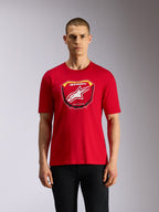 Alpinestars Plate CSF Tee, kortærmet t-shirt, rød, Astars MX-pladegrafik på fronten med hvidt stjerne-logo og "Racing Ahead"-tekst, casual motorsport-streetwear