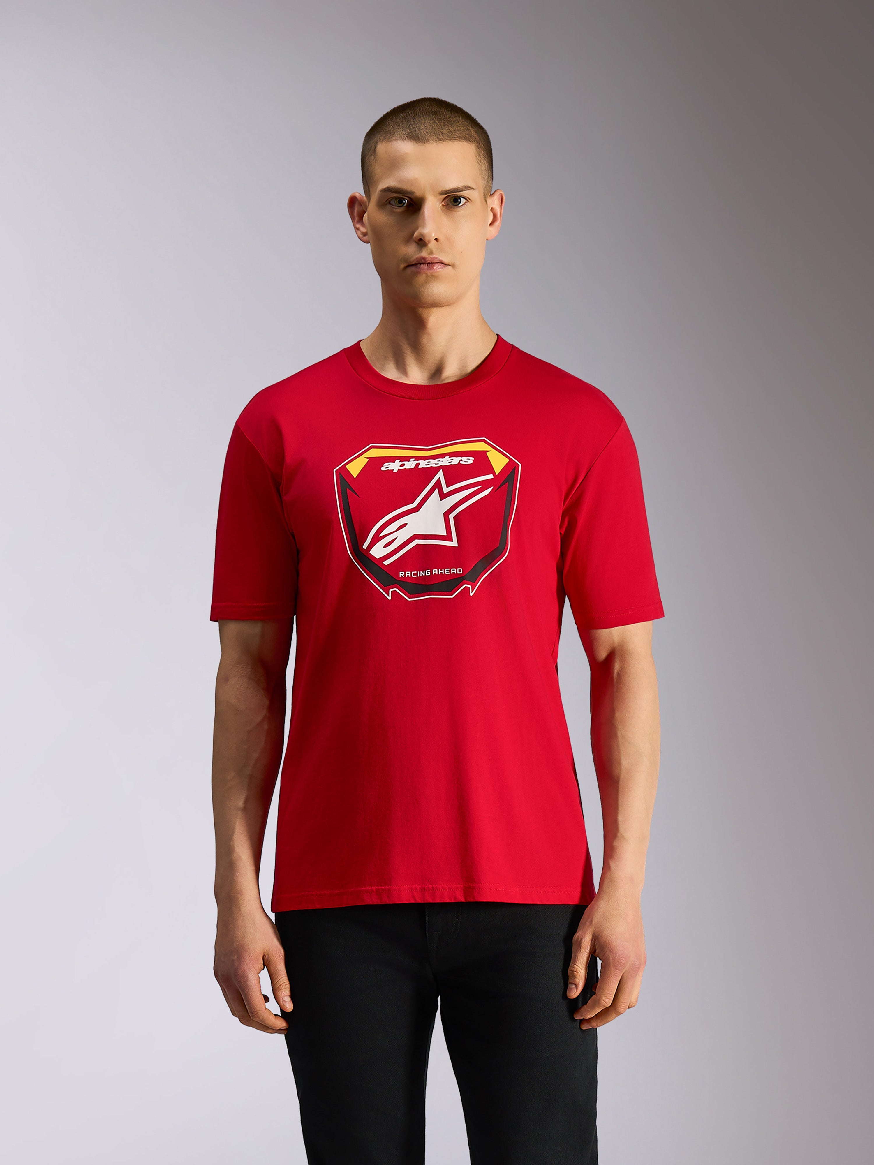 Alpinestars Plate CSF Tee, kortærmet t-shirt, rød, Astars MX-pladegrafik på fronten med hvidt stjerne-logo og "Racing Ahead"-tekst, casual motorsport-streetwear