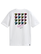 Alpinestars Pop Helmet CSF Tee, kortærmet T-shirt, hvid, set bagfra med et gitter af flerfarvede M10-hjelme og ALPINESTARS PROTECTS-tekst, afslappet motorsport-inspireret streetwear