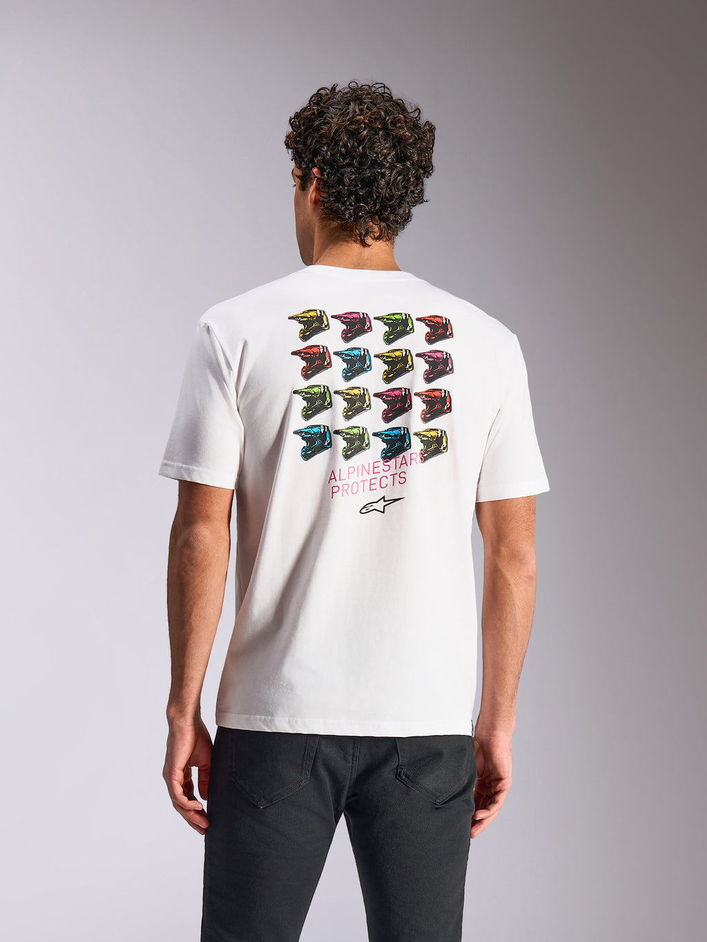 Alpinestars Pop Helmet CSF Tee, kortærmet T-shirt, hvid, med farverig M10-hjelm gittergrafik på ryggen og Alpinestars Protects-tekst, afslappet sportstøj