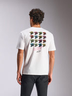 Alpinestars Pop Helmet CSF Tee, kortærmet T-shirt, hvid, med farverig M10-hjelm gittergrafik på ryggen og Alpinestars Protects-tekst, afslappet sportstøj