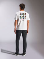 Alpinestars Pop Helmet CSF Tee, kortærmet t-shirt, hvid, med en farverig M10-hjelm gittergrafik på ryggen og Alpinestars Protects-tekst, afslappet motorsport-streetwear