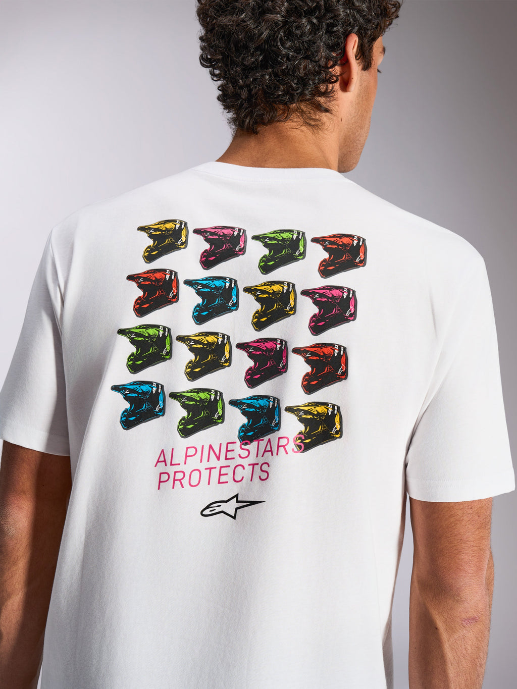 Alpinestars Pop Helmet CSF Tee, kortærmet t-shirt, hvid, ryg-grafik med farverigt M10-hjelm-grid, 'ALPINESTARS PROTECTS'-tekst og Astars-logo, afslappet motorsport-sportstøj