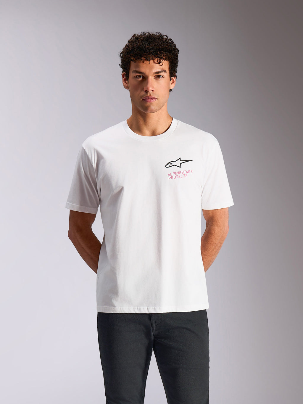 Alpinestars Pop Helmet CSF Tee, kortærmet t-shirt, hvid, sort Astars-logo med lyserød Alpinestars Protects-tekst, afslappet motorsport-inspireret streetwear