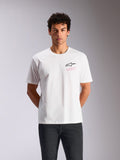 Alpinestars Pop Helmet CSF Tee, kortærmet t-shirt, hvid, sort Astars-logo med lyserød Alpinestars Protects-tekst, afslappet motorsport-inspireret streetwear